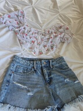 Floral Off-Shoulder Ruffle Crop Top - White/Pink
